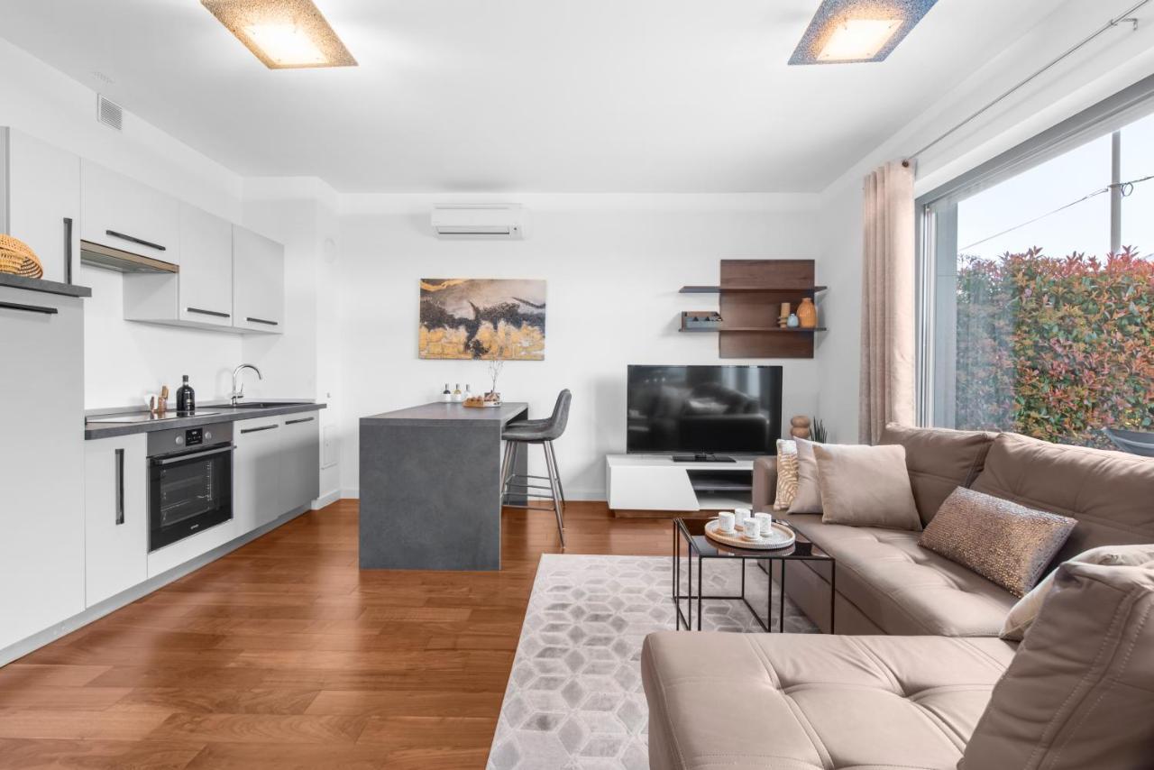Luxury New Apartment With Private Garden Near The Beach! Poreč Eksteriør billede